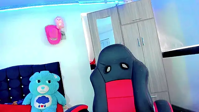 Hellen moons   online show from October 27, 2025, 7:15 pm