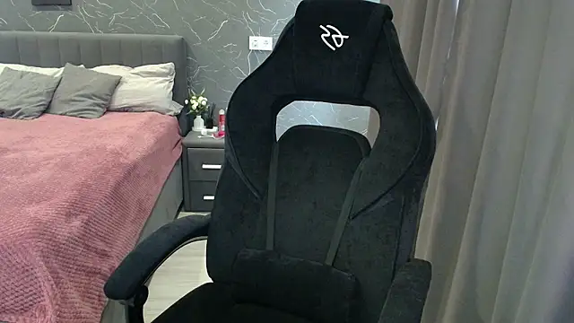 Alice Weiss online show from October 17, 2025, 8:06 am