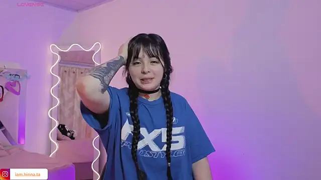 hina tay online show from November 13, 2025, 3:21 am