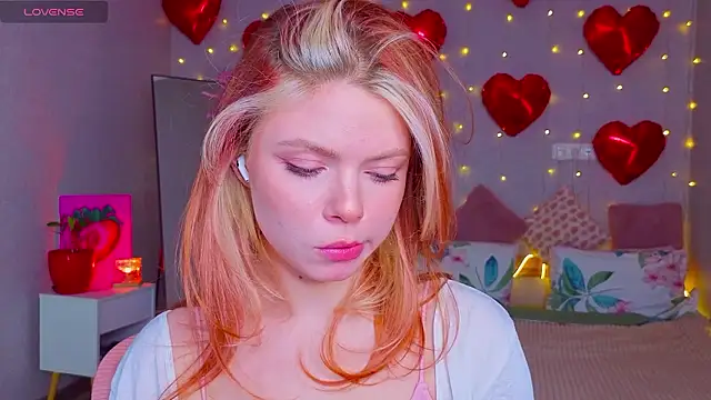 Snapshot of Red__Candy chatting on March 6, 2026, 3:51 pm Red Candy online show from March 6, 2026, 3:51 pm