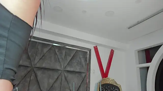 LuciaMoretti  online show from September 13, 2025, 12:27 pm