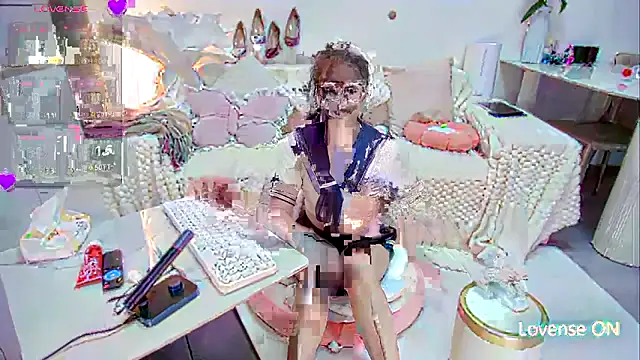 Feifei-cn online show from November 18, 2025, 1:32 am