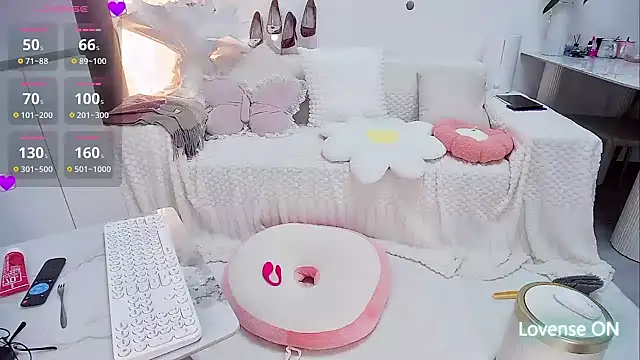 Feifei-cn online show from November 17, 2025, 1:26 pm