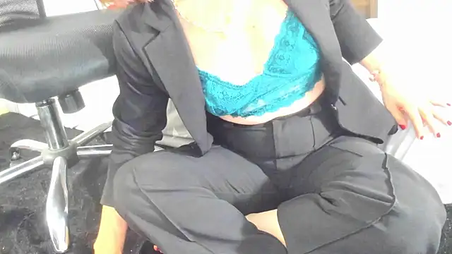 Liloo8923 online show from September 30, 2025, 1:06 pm