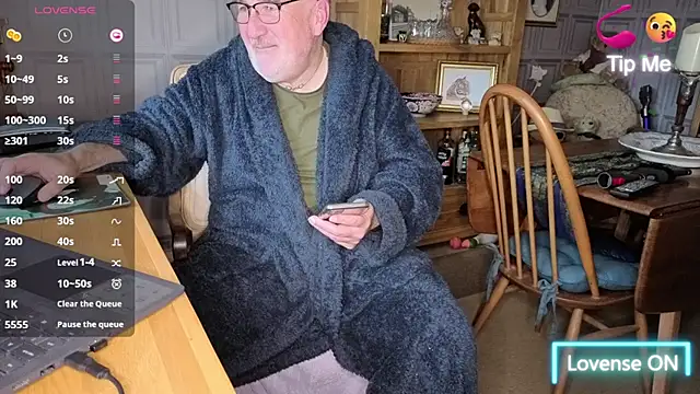 Adamdaddybear online show from October 20, 2025, 7:42 am