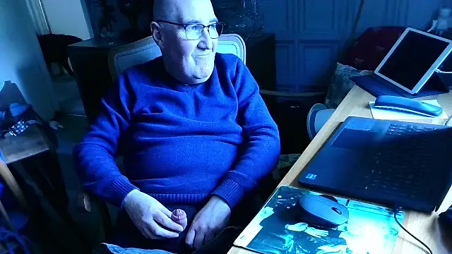 Adamdaddybear online show from March 12, 2025, 3:29 pm