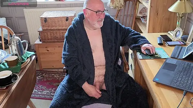 Adamdaddybear online show from April 30, 2026, 7:37 am