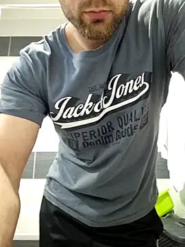 Snapshot of mikhael999 chatting on April 6, 2026, 5:03 pm mikhael999 online show from April 6, 2026, 5:03 pm