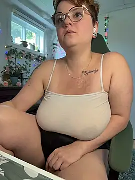 Snapshot of Sweetleeahxx chatting on July 18, 2026, 1:41 pm Sweetleeahxx online show from July 18, 2026, 1:41 pm
