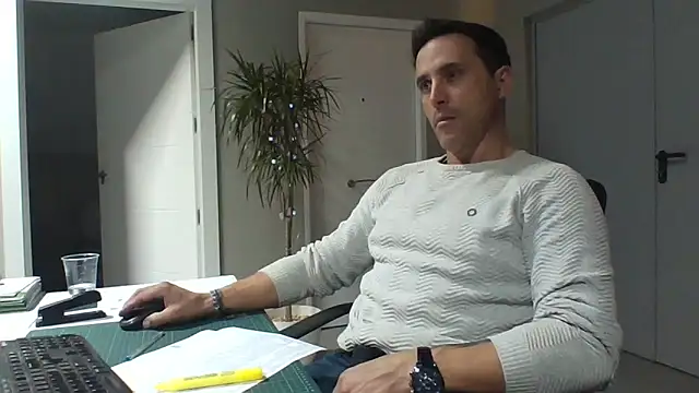 Snapshot of Lucas___81 chatting on December 17, 2025, 7:19 pm Lucas 81 online show from December 17, 2025, 7:19 pm