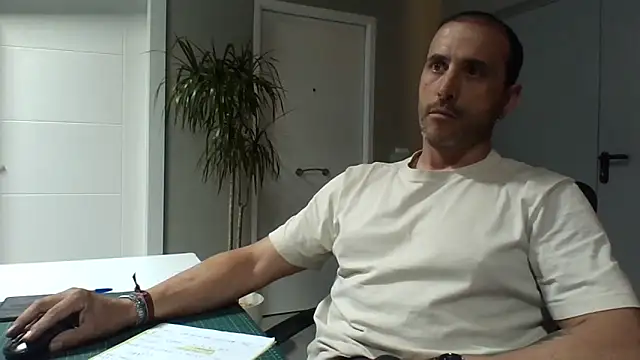 Snapshot of Lucas___81 chatting on April 8, 2026, 6:53 pm Lucas 81 online show from April 8, 2026, 6:53 pm