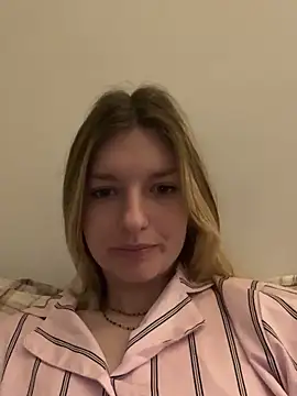 Snapshot of vilaineblonde chatting on March 20, 2026, 4:35 am vilaineblonde online show from March 20, 2026, 4:35 am