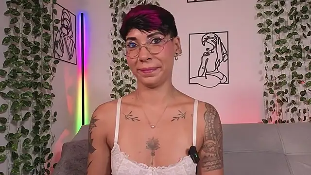 Snapshot of MiaMorgan_ chatting on June 25, 2026, 12:43 pm MiaMorgan online show from June 25, 2026, 12:43 pm