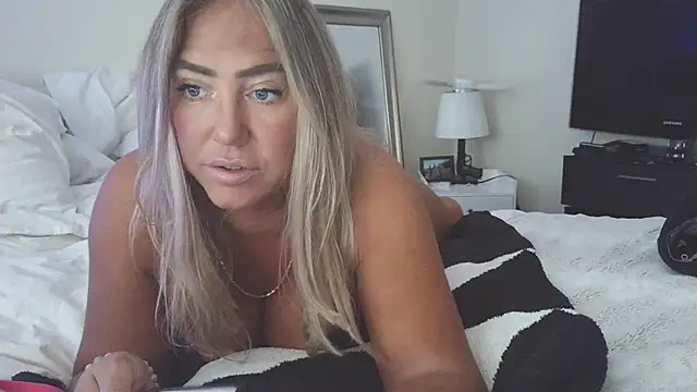 sunshinekisses online show from October 3, 2025, 1:12 pm