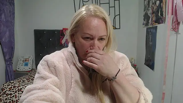 emperabigbootybigass online show from August 3, 2026, 12:22 pm