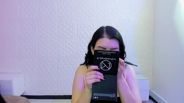 Violetaa diazz online show from April 24, 2026, 9:06 pm