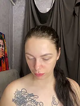 Lola Hale online show from May 3, 2026, 6:00 pm
