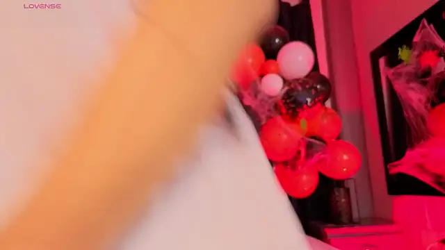 Mia Oxford online show from October 19, 2025, 2:09 pm