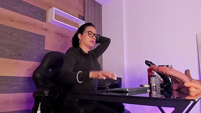 Ellaochoa online show from September 22, 2025, 11:38 am