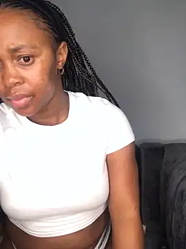 Pearl 00 online show from October 10, 2025, 9:26 pm