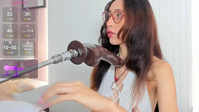 doll bella  online show from September 13, 2025, 12:16 pm