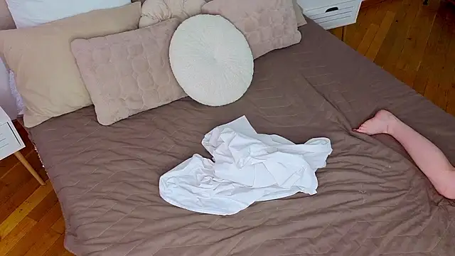 Snapshot of L1ittle_kitty_ chatting on February 4, 2026, 9:54 pm L1ittle kitty online show from February 4, 2026, 9:54 pm