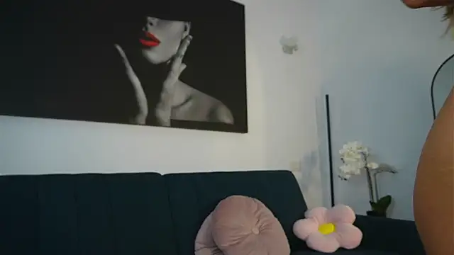 Snapshot of izzy_belle chatting on June 11, 2026, 6:21 am izzy belle online show from June 11, 2026, 6:21 am