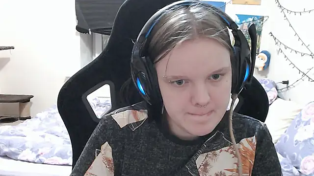 DivaMarisa online show from March 16, 2025, 3:28 pm