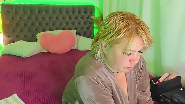 CurlyDreams online show from June 24, 2026, 2:10 am