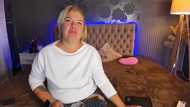 CurlyDreams online show from September 19, 2025, 5:11 am