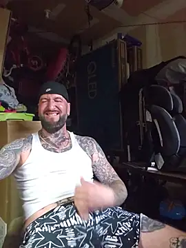 Snapshot of Beardedtattood chatting on July 28, 2026, 7:39 pm Beardedtattood online show from July 28, 2026, 7:39 pm