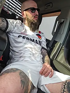 Snapshot of Beardedtattood chatting on July 3, 2026, 11:06 am Beardedtattood online show from July 3, 2026, 11:06 am