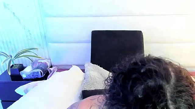 Reginavegaa online show from December 3, 2025, 11:42 am