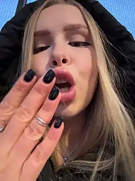 mur girl online show from November 27, 2025, 1:22 pm