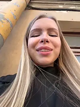 mur girl online show from September 29, 2025, 12:11 pm