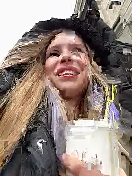 mur girl online show from March 8, 2025, 8:33 am