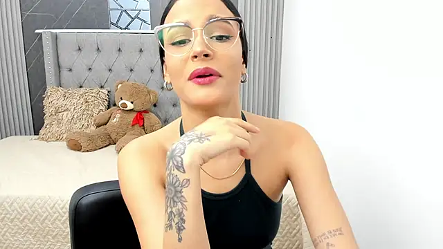 Susieeve online show from November 17, 2025, 8:24 pm