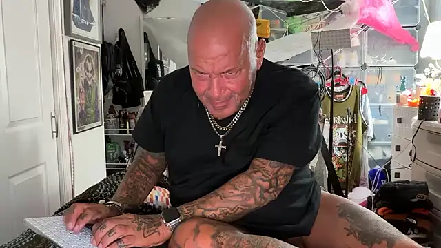 joeytatts66 online show from September 28, 2025, 2:18 am