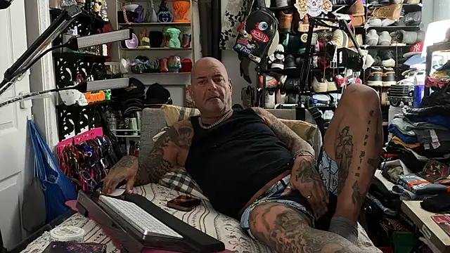 joeytatts66 online show from June 24, 2026, 1:37 am