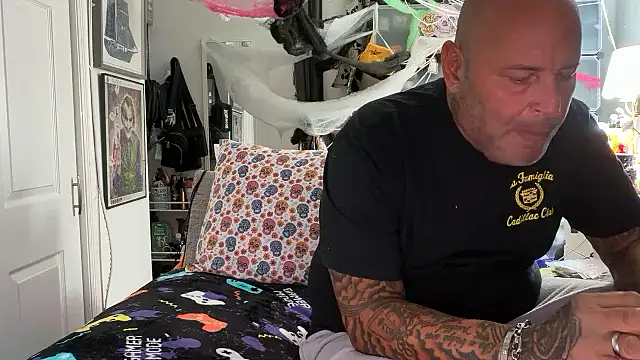 joeytatts66 online show from October 3, 2025, 1:42 am