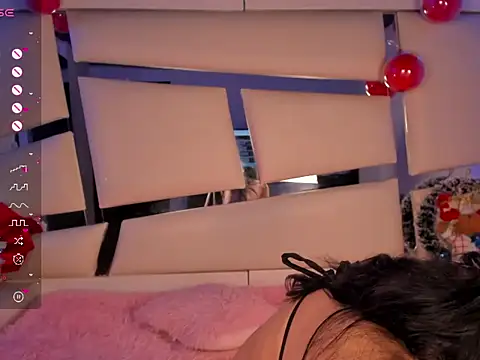 Mis  lola online show from December 19, 2025, 9:39 pm