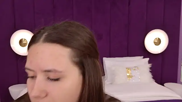 milaleoneli online show from March 17, 2025, 12:25 pm