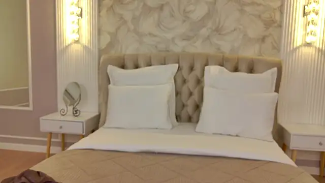 milaleoneli online show from September 23, 2025, 3:08 pm