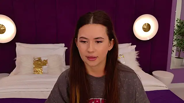 milaleoneli online show from March 17, 2025, 3:29 pm