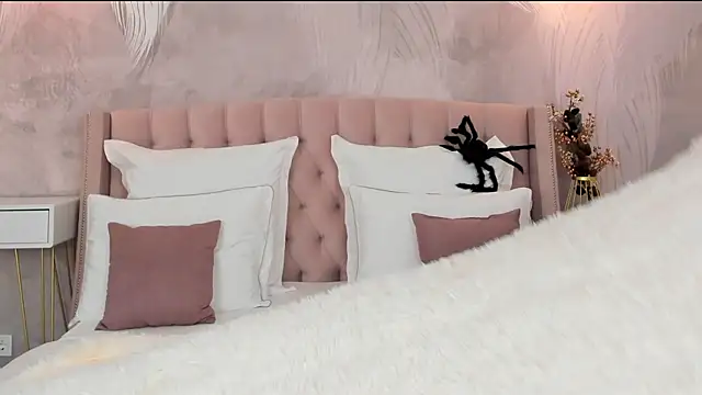 milaleoneli online show from October 21, 2025, 3:11 pm