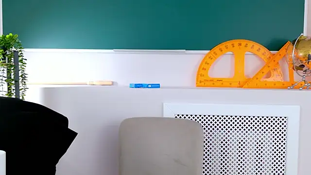 milaleoneli online show from October 22, 2025, 3:11 pm