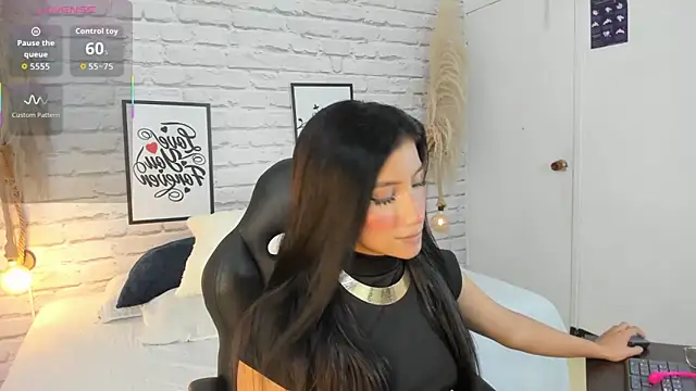 naomiii   online show from September 30, 2025, 12:33 pm