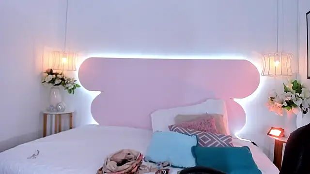 naomiii   online show from October 1, 2025, 11:47 am