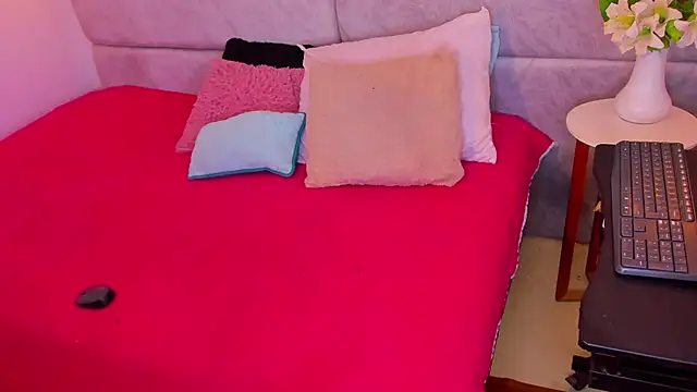 naomiii   online show from November 5, 2025, 11:57 am