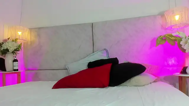 Snapshot of naomiii__ chatting on March 25, 2026, 11:42 am naomiii online show from March 25, 2026, 11:42 am